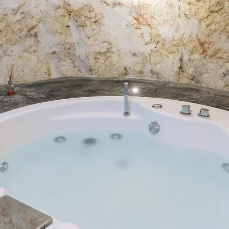 19 White Luxury With Jacuzzi By Wonderful Italy